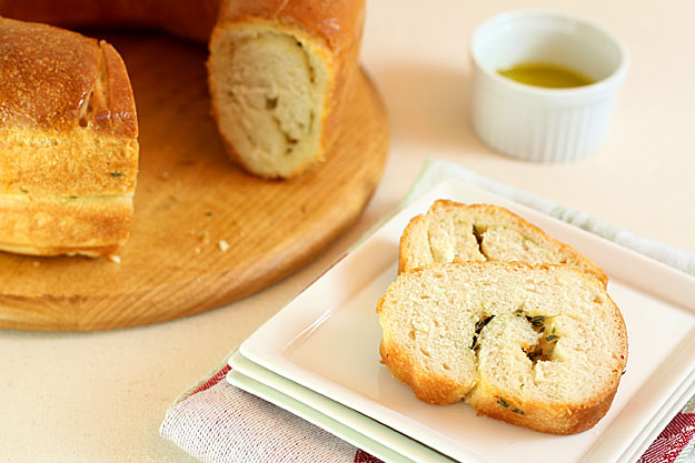 bread-garlic-thyme-scene